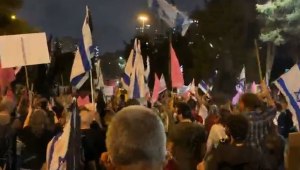 אלפי בני אדם הפגינו נגד נתניהו בירושלים ותל אביב, 7 נעצרו