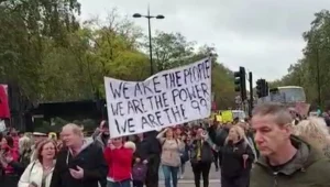 גם בלונדון החלו הפגנות נגד הכוונה להטיל סגר