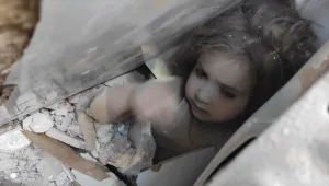 לאחר כ-4 ימים: ילדה חולצה מהריסות מבנה שקרס בטורקיה • תיעוד