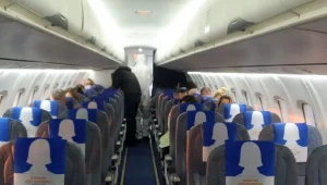 מושבים ריקים במטוס לזכרן של הנשים שנרצחו