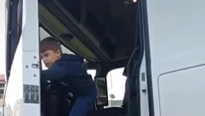אב צילם את בנו הקטן נוהג במשאית - ופרסם בטיקטוק • תיעוד