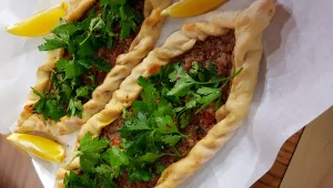 לאכול פידה ולנוח: השף הטורקי שמבשל אוכל רחוב איסטנבולי בישראל
