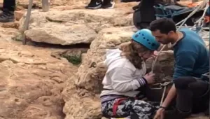 תיעוד: הנערה שנפלה אחרי סנפלינג במערת קשת - דקות לפני הפציעה