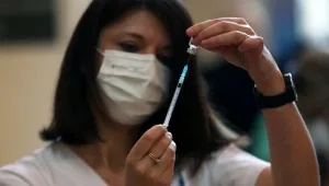המתווה להמרצת החיסונים: צוותים רפואיים יחסנו במקומות העבודה