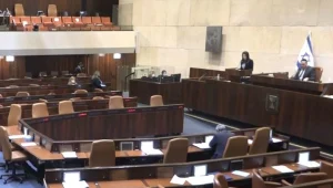ברקע חילופי ההאשמות: הכנסת דנה בהצעת החוק לדחיית התקציב