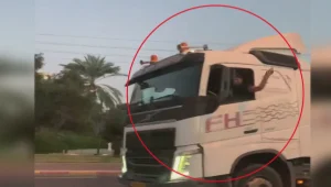 נהג המשאית תועד כשהוא מבצע עבירת תנועה והשליך אבן לעבר הצלם