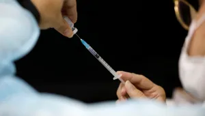גורמים במשרד הבריאות: לא נאפשר חיסון שלישי - ללא קבלת נתונים