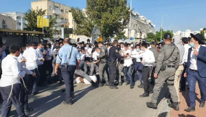 עימותים בין שוטרים לחרדים במהלך פיזור ישיבה באשדוד • תיעוד