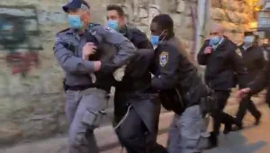 עימותים במאה שערים: 10 חשודים נעצרו, שני שוטרים נפצעו