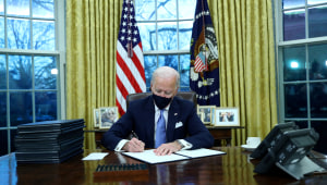 הופך את מדיניות טראמפ: ביידן חתם על 17 צווים נשיאותיים