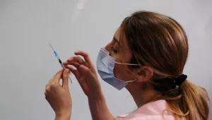 הממשלה שוקלת לפתוח בירוחם מפעל לייצור חיסונים נגד קורונה