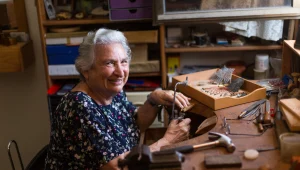 "האומנות זה סם החיים": האמנית שלא מפסיקה ליצור גם בגיל 83