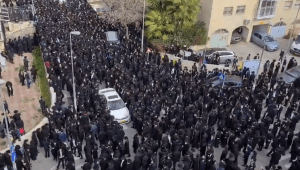 ההפרות נמשכות: אלפים משתתפים בהלווית רב בירושלים • תיעוד