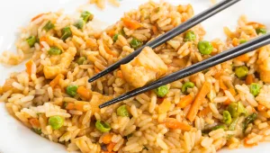 הארוחה המשפחתית של אהרוני: אורז מוקפץ עם עוף כמו במסעדה סינית
