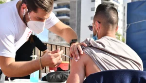 "הישראלים מצליחים כ"כ עם החיסונים בגלל הניסיון הצבאי"