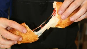 פיצה מטוגנת וגרילד צ'יז סנדוויץ': הספוט המושלם לחובבי המאנצ'יז