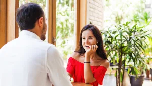 מדוע נשים "קשות להשגה" מצליחות יותר במערכות יחסים?