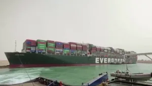 הפקק הגדול בעולם: אונייה חוסמת את תעלת סואץ כבר שלושה ימים