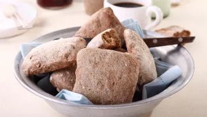 מתכון ללחמניות ביתיות עם אגוזי לוז של ארז קומרובסקי
