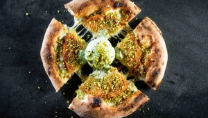 הבצק מנאפולי, ההשראה מיפו: הכירו את הבר המפתיע שמחבר בין פיצה לקינוח האהוב בישראל