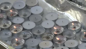 לזכר ההרוגים: 44 נרות הודלקו בזירת האסון בהר מירון • תיעוד