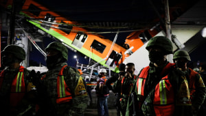 מקסיקו: גשר התמוטט בזמן שרכבת עברה עליו - 23 נהרגו • תיעוד