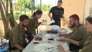הישראלים מכל רחבי הארץ - שנרתמו לבשל אוכל ביתי לחיילים בדרום