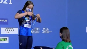 בת ה-17 שזכתה במדליית זהב אירופית בשחייה - מסמנת את היעד הבא