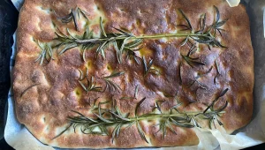 לחם איכרים איטלקי שמגישים לשולחן ובוצעים יחד