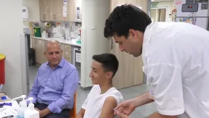 ראש עיריית בת ים נגד שרת החינוך: "ניערך למתן חיסונים בבתי"ס"