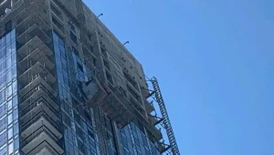 מעלית משא קרסה באתר בנייה בת"א: פועל נהרג ואחר נלכד בגובה רב