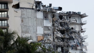 מיאמי: הרוג ו-99 נעדרים בקריסת בניין בשכונה יהודית • תיעוד