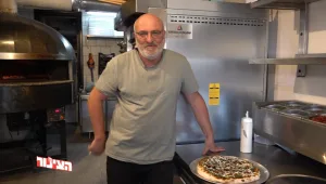 ארז קומרובסקי השיק מנה מפתיעה של פיצה פלאפל - וזכה לתגובות נלהבות