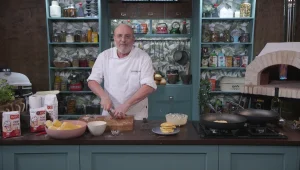 ארז קומרובסקי מלמד אותנו להכין פנקייק מקמח תירס