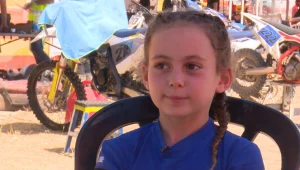 מלכת המסלול: בת ה-9 שמתחרה ברכיבה על אופנועי שטח