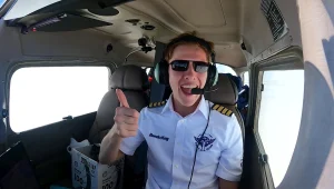 הטייס הצעיר שהקיף את העולם ושבר שיא לחדשות 13: "ההורים חששו"