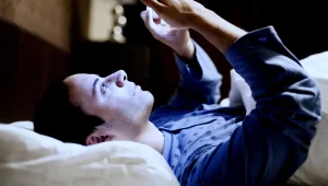 מחקר: שימוש בסמארטפון לפני השינה מסוכן לכם