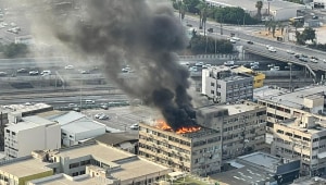 שריפה בדרום ת"א: אש על גג בניין, עשן שחור מיתמר • תיעוד