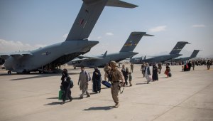 ממשל ביידן נערך לעזור לפליטים האפגנים - וישקיע אלפי דולרים
