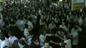 בתוך בית הכנסת או בהפקת ענק: אלפים חגגו את שמחת בית השואבה