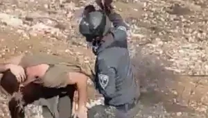 תיעוד: שוטר מג"ב מכה בנשקו את אחד המוחים במהלך פינוי מאחז