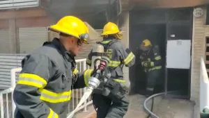 חיפה: כל הדיירים חולצו מהבניין שבער - חשד להצתה