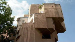 הבניינים המוזרים בישראל: בניין הספירלה בר"ג והוילה בתל אביב