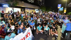 "או קיצור או התפטרות": מאות מפגינים במחאה על מתווה התורנויות