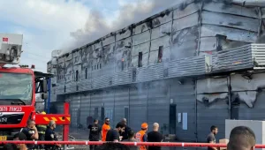 שריפה במתחם קניות בקלנסווה: מבקרים פונו, חשש לקריסת המבנה