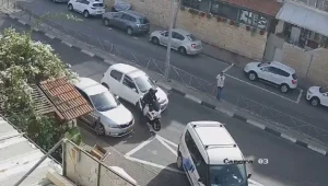 תיעוד: רוכב אופנוע יוצא אל הכביש - ונפגע בעוצמה מרכב חולף