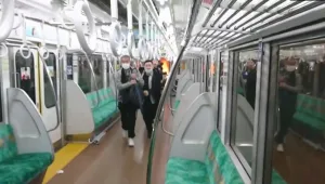 טוקיו: צעיר מחופש ל"ג'וקר" הצית קרון רכבת ודקר נוסעים