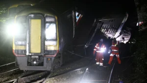 "הכל הפך שחור": 120 נפצעו בתאונת רכבת בבריטניה