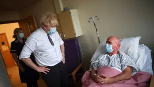 בריטניה סוערת: כ-11 אלף נדבקו בקורונה בבתי החולים - ומתו