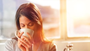 האם כדאי להחליף את כוס הקפה החמה בכוס מים חמים רגילים?